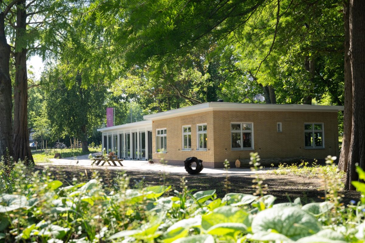 Het Parkpaviljoen in de zon
