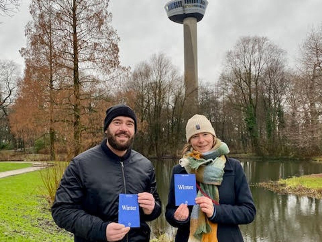 Derek Otte en Nienke van Wijk met dichtbundel Winter